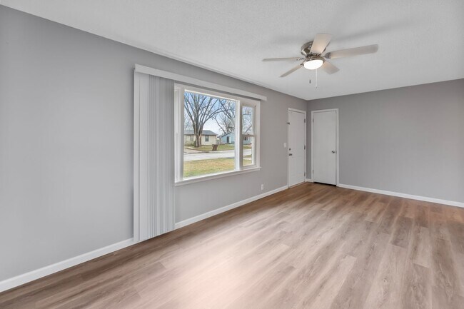 Building Photo - Move in ready - 2 Bed 1 Bath In Quiet Neig...
