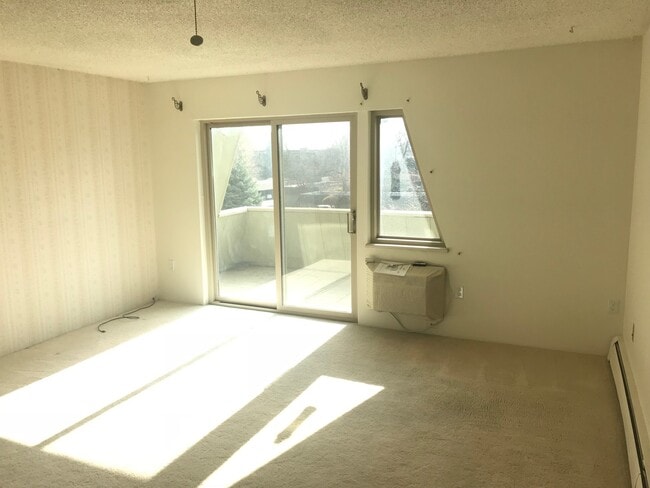 Building Photo - Top Floor South Facing One Bedroom Condo In North Boulder!  Perfect Location!