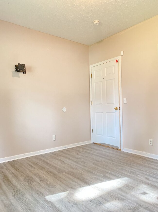 Building Photo - Stunning 5 bedroom, 2 bathroom house!