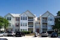 Building Photo - Bright & Updated 2 BD 2 BA Condo Conveniently located in Alexandria, VA
