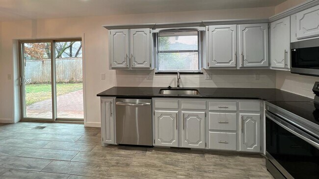 Building Photo - 12510 Maple Ridge Rd