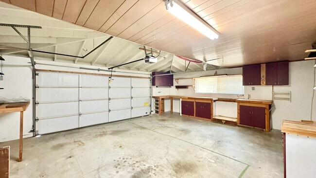 Building Photo - Lovely, Open Floor Plan, Single Story Located in the Desirable Live Oak Estates of Fallbrook!