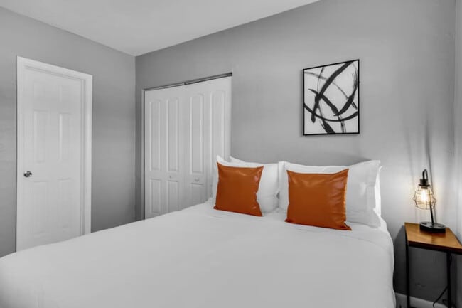 Building Photo - 138 SW 5th Ct