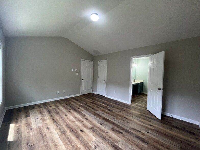 Building Photo - 2501 Southhaven Ln