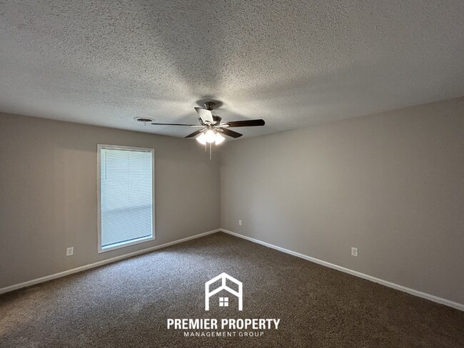 Building Photo - Charming 3BR/2BA Southaven Cove | Vaulted Ceilings, Fireplace & 2-Car Garage