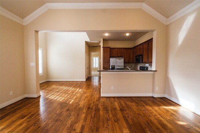 Building Photo - 2733 Sherwin St