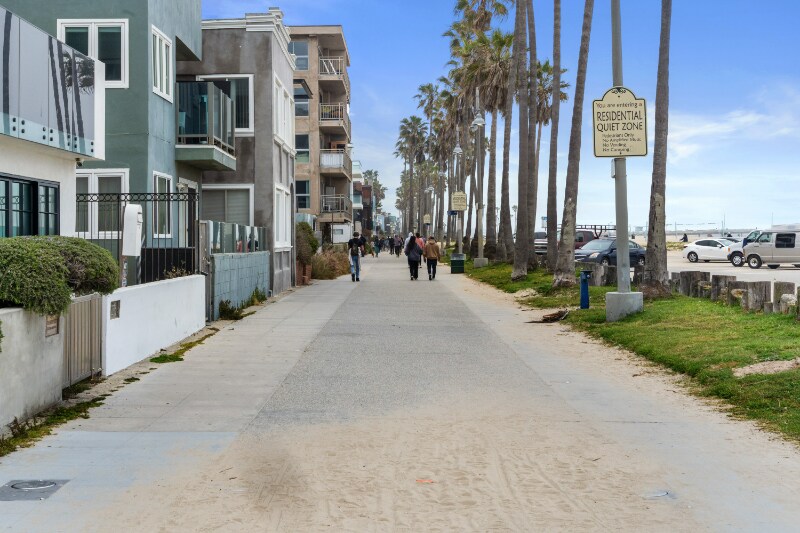 Building Photo - 21 S Venice Blvd