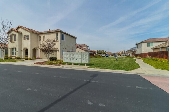 Building Photo - Immaculate Hanford 3/2.5