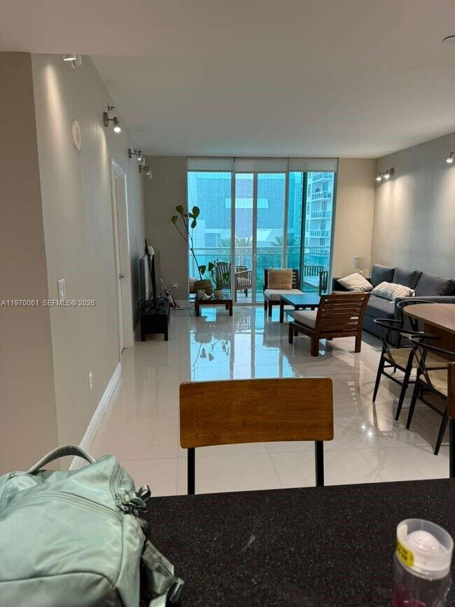 Building Photo - 950 Brickell Bay Dr