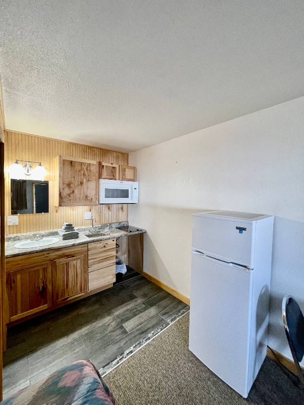 Building Photo - 102 N Maple Ave