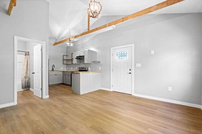 Building Photo - OWNER  PAYS UITLITES!!!