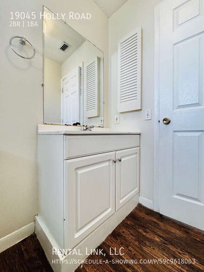 Building Photo - 19045 Holly Rd