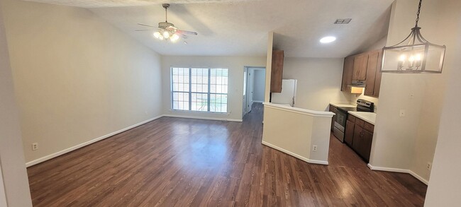 Building Photo - Adorable 2-bedroom, 2-bathroom Townhome wi...