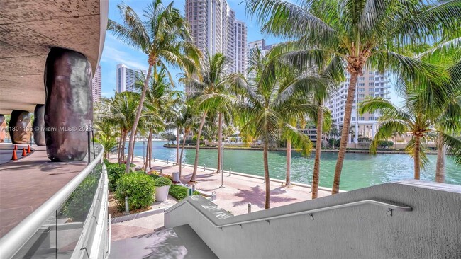 Building Photo - 495 Brickell Ave