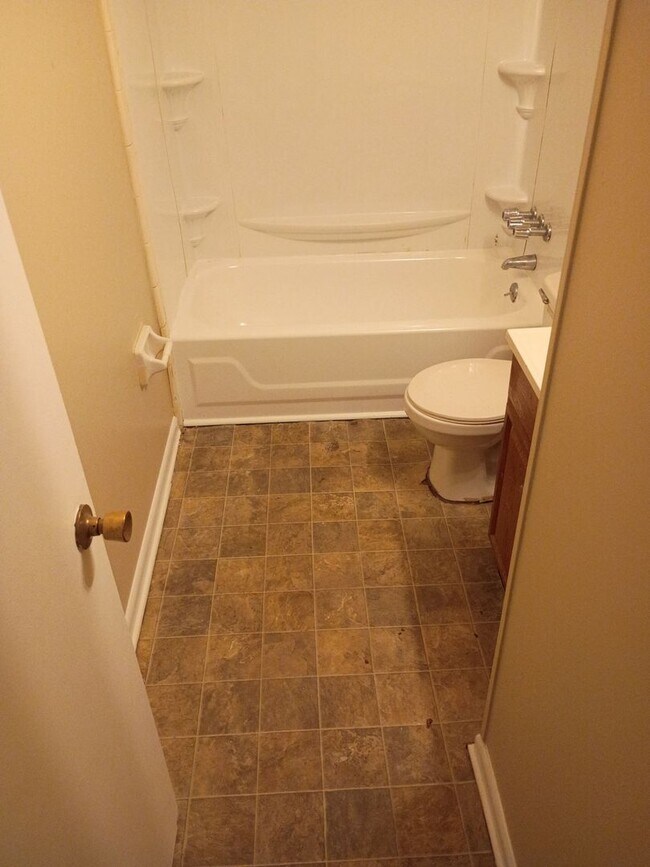 Building Photo - MOVE-IN SPECIAL 1/2 OFF 1ST MONTH'S RENT!!