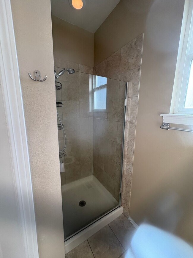 Building Photo - Reduced Rent!
