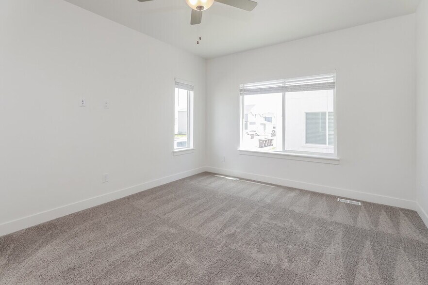 Building Photo - 4762 E Lk Cor Dr