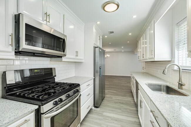 Building Photo - 124 Sage St