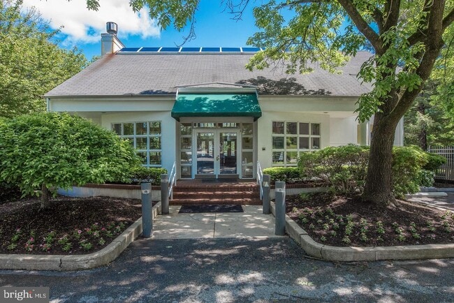 Building Photo - 1750 Oakwood Terrace