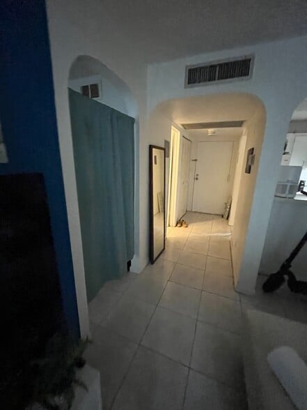 Building Photo - 4222 Inverrary Blvd