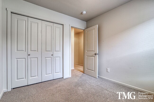 Building Photo - 3 Bed 2.5 Bath Townhome on a Corner Lot in...