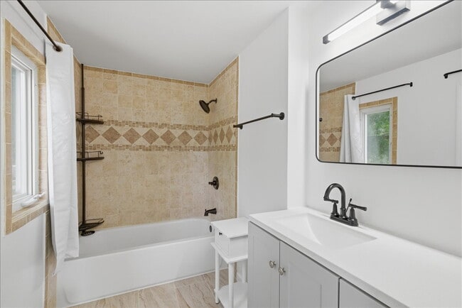 Building Photo - Charming Split-Level Home in the Heart of Alexandria