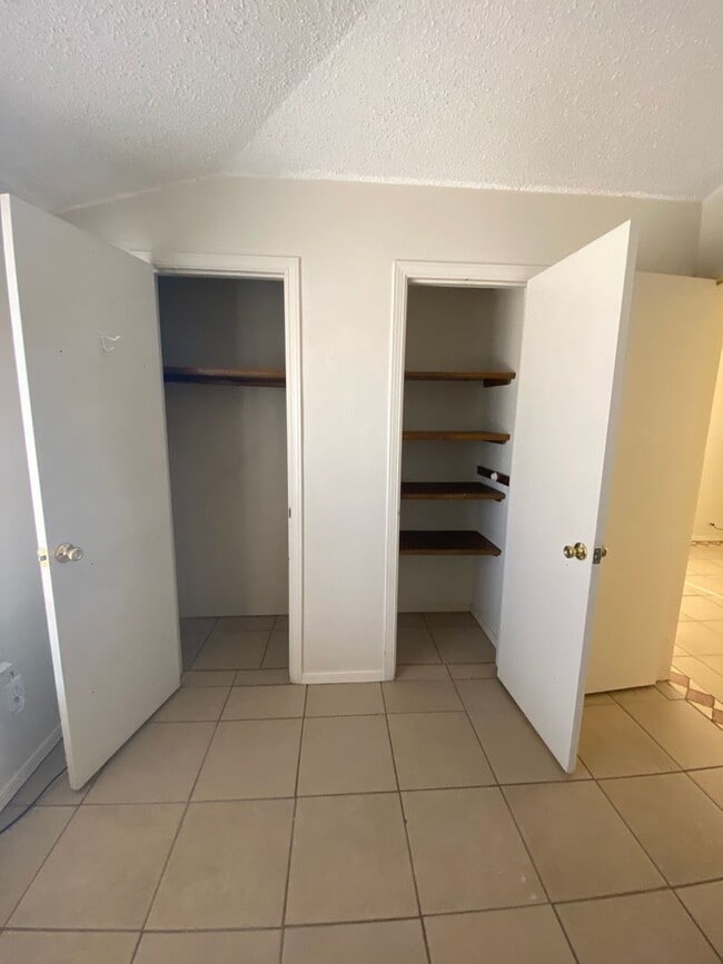 Building Photo - Cute 2 bedroom, 2 bath duplex, spacious ba...