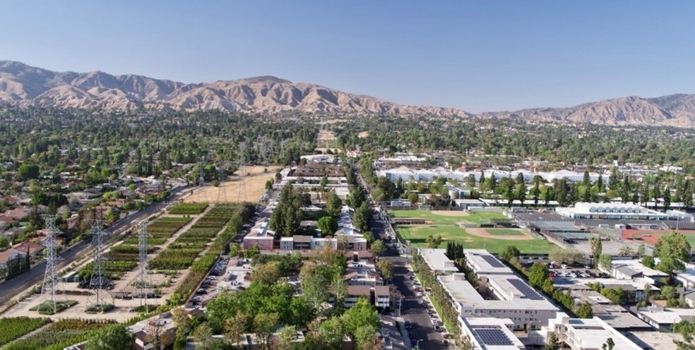 Building Photo - 10331 Lindley Ave