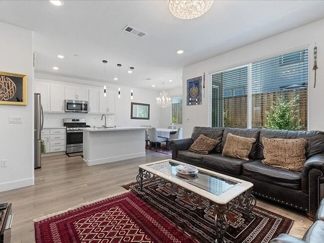 Building Photo - Beautifully maintained home located in a quiet, desirable Pittsburg neighborhood.