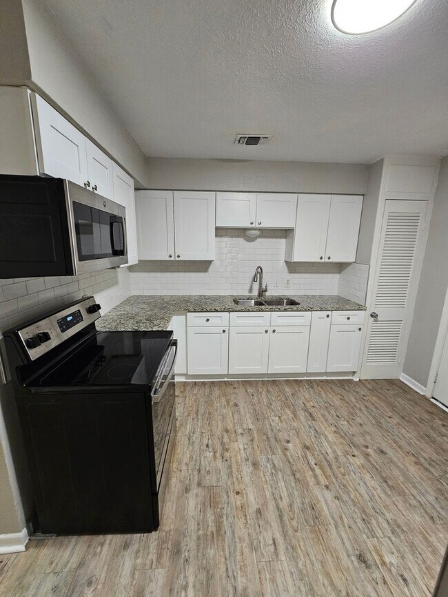 Building Photo - Spacious 2BR Duplex in Fort Worth