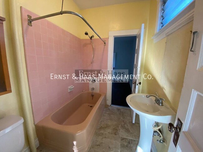 Building Photo - Lovely 2 Bedroom House Just Steps From Fin...