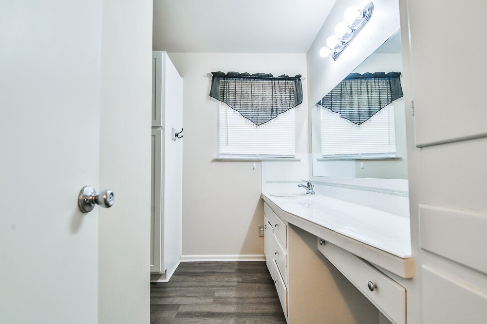 Building Photo - 711 6th Plz