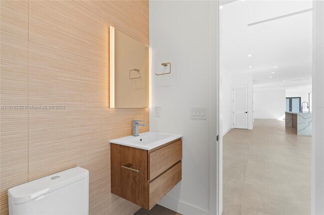 Building Photo - 3026 Aviation Ave