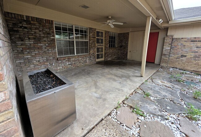 Building Photo - Large Duplex Unit just down the Street fro...