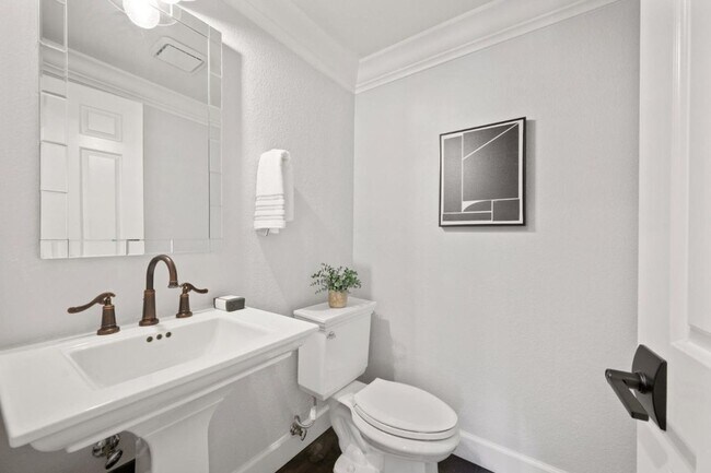 Building Photo - Immaculate 3 Bedroom 2.5 Bath Condominium ...