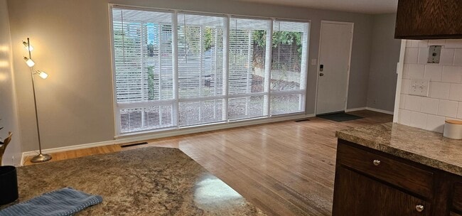 Building Photo - 3 bedroom Ramble House in Manette- Hardwood and Fireplace!