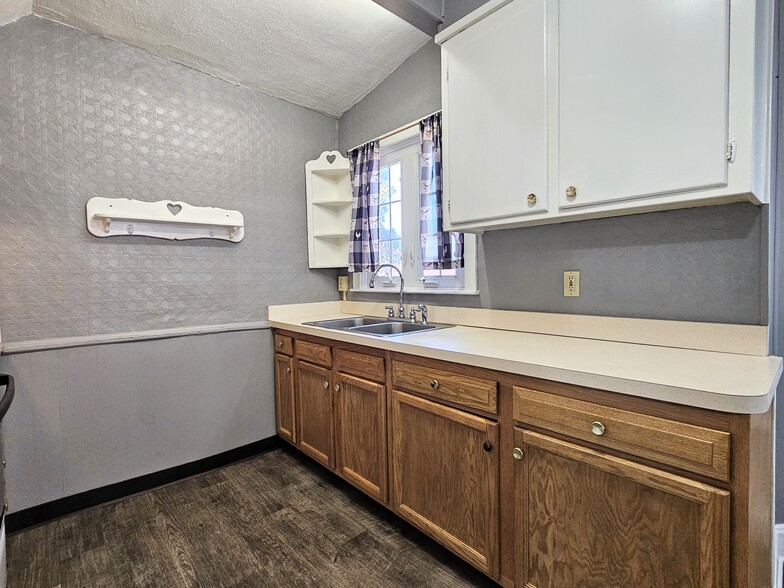 Building Photo - 1358 W Main St