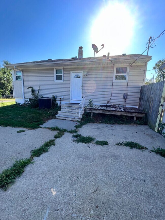 Building Photo - Beautiful 3 bed, 2 bath, 2 car garage