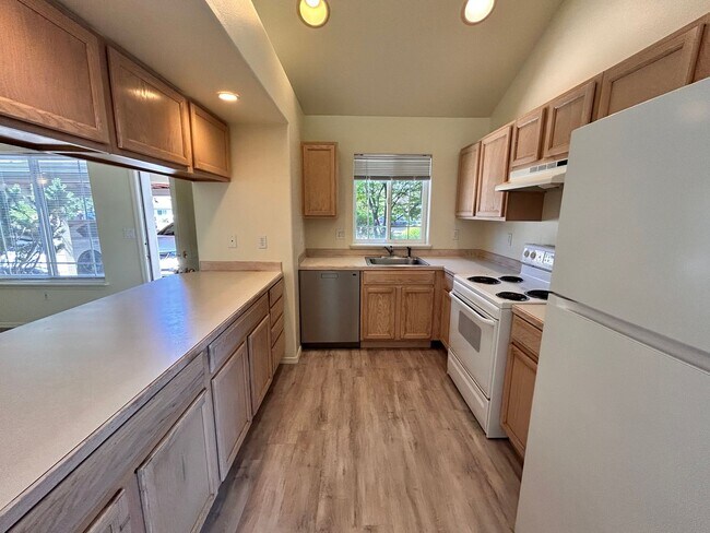 Building Photo - 2 Bed/2 Bath Apartment in NE Bend - Worthington Court