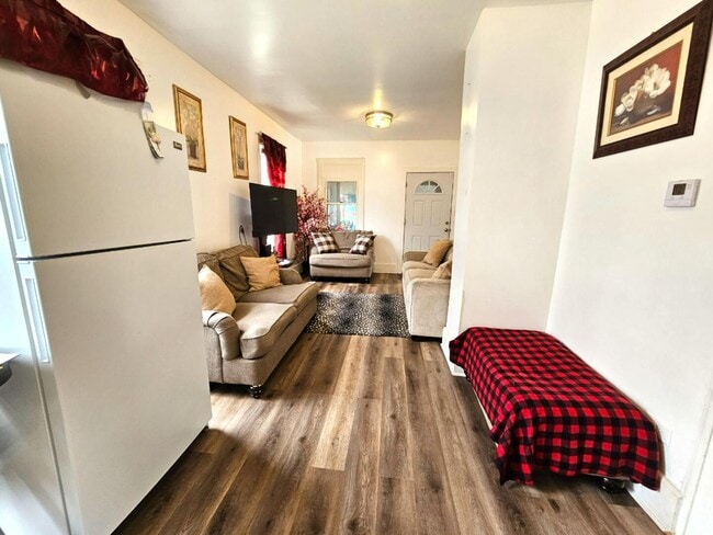 Building Photo - 454 S Des Plaines St