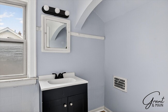 Building Photo - $1550 4 bedrooms