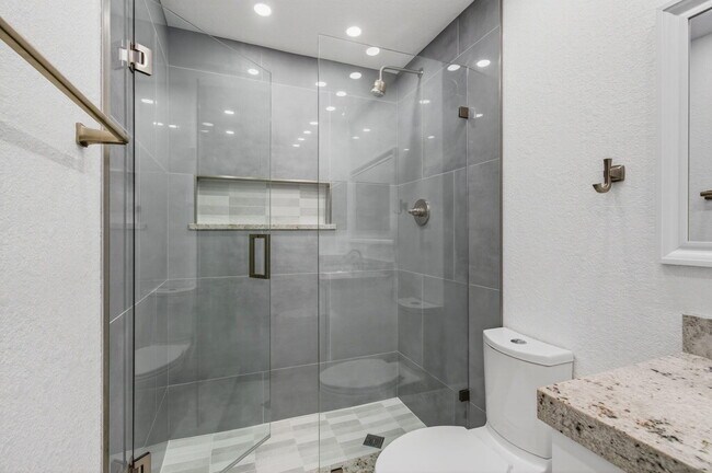 Building Photo - 3939 NE 5th Ave