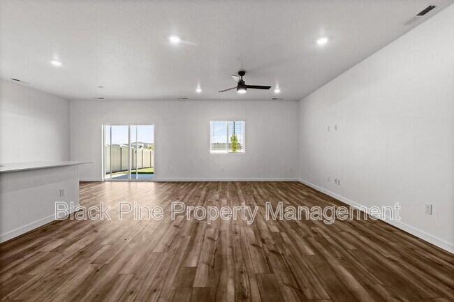 Building Photo - 15307 Cloud Crst Ave