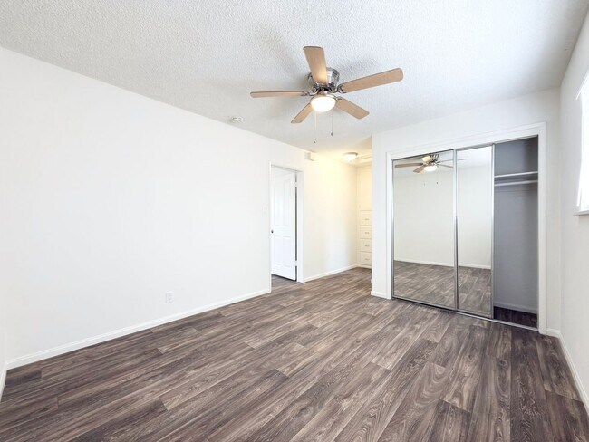 Building Photo - Single level duplex a block to the beach!