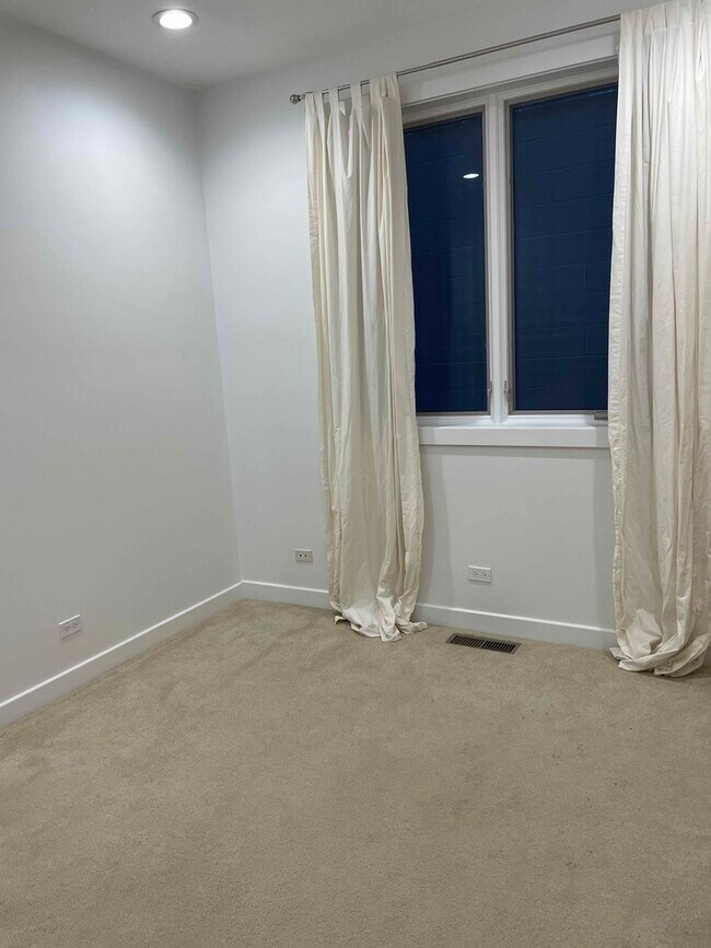 Building Photo - 1024 N Honore St