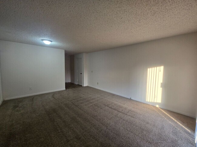 Building Photo - 279 Yelton Ct