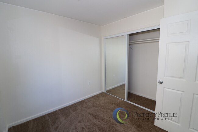Building Photo - 2 Bedroom / 1 bath Ground Floor Kapahulu Apartment - Available Now!