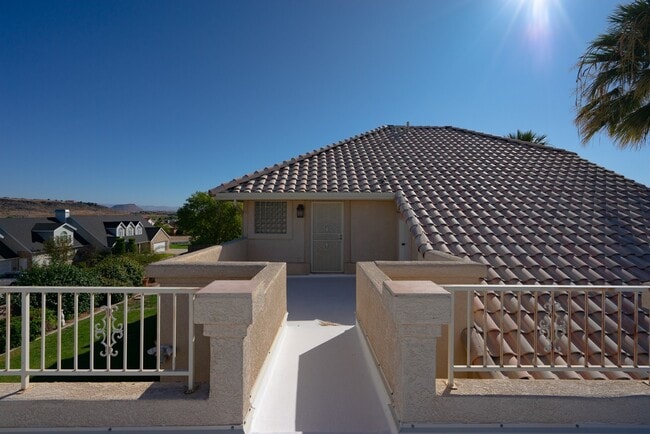 Building Photo - Spacious 6 Bedroom Home with a Balcony!