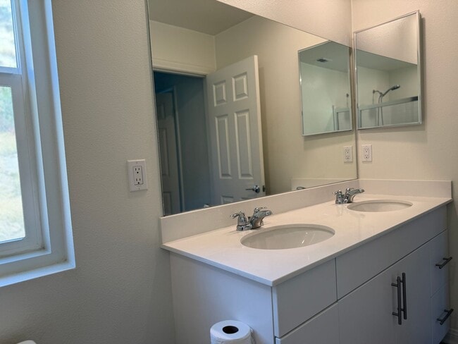 Building Photo - Luxury Townhome 3 level 2 car garage  modern kitchen must see charmer $3350
