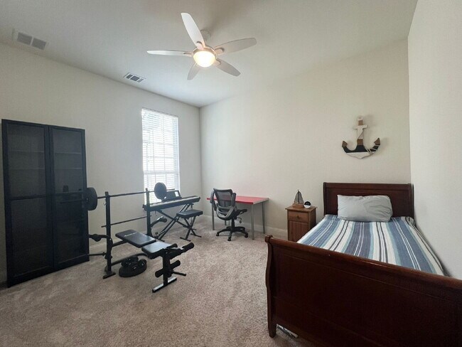 Building Photo - 5 Bed | 5 Bath | 3-Car Garage | 4,054 Sq f...